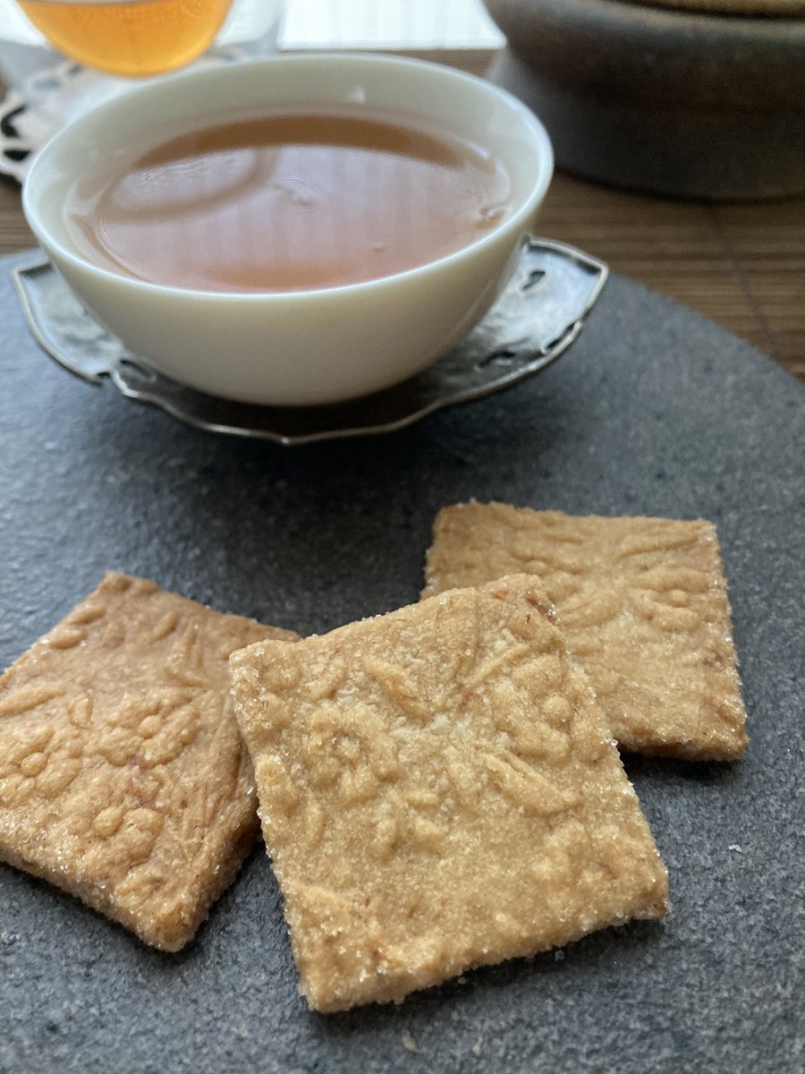 bluestone1001's tweet image. 朝茶　台湾桃映紅茶　台茶12号

お茶菓子は
シトロンバターサブレ
レモンの風味
サクサク爽やか

見てみて！
よ〜く見て
お花模様のサブレ

＃茶好連
＃Mlab.