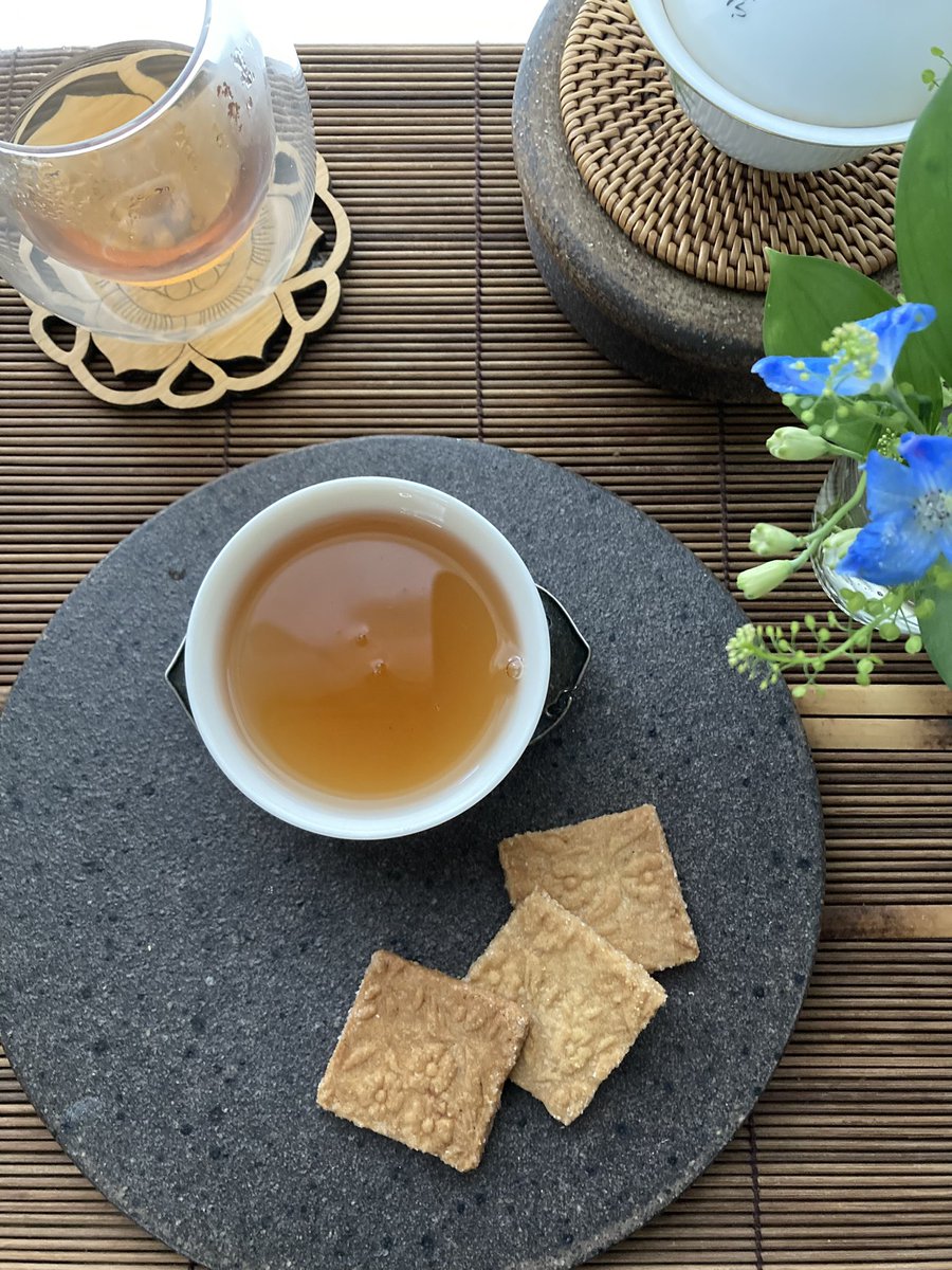 bluestone1001's tweet image. 朝茶　台湾桃映紅茶　台茶12号

お茶菓子は
シトロンバターサブレ
レモンの風味
サクサク爽やか

見てみて！
よ〜く見て
お花模様のサブレ

＃茶好連
＃Mlab.