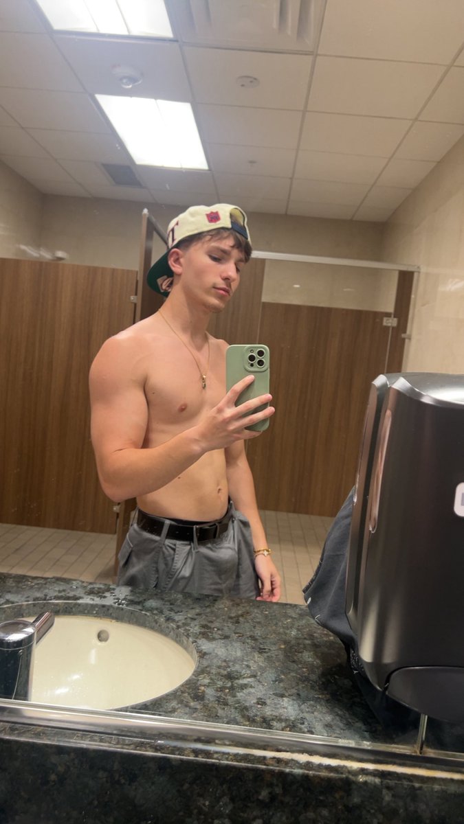 CHILL GAMING STREAM

twitch.tv/h1ghsky1