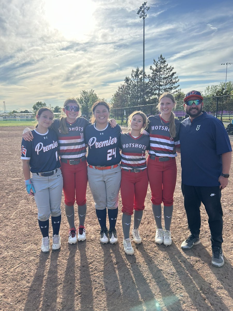 Mark13to's tweet image. Travel ball opponents this past weekend but school ball family! 🥎💚💛 #TravelBall #Hotshots #Premier #GoComets @SteeleSoftball