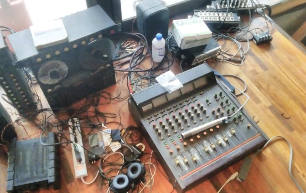 マダムギター長見順さんが「お酒と音楽」について綴るミニコラム第3話のテーマは「自分が願う音楽のライブシーン」。禁酒&amp;ライブNGになってしまったあのウイルスの話を皮切りに、東京駅待合室前の売店で見た光景へと話は続く。
popeyemagazine.jp/post-251035/