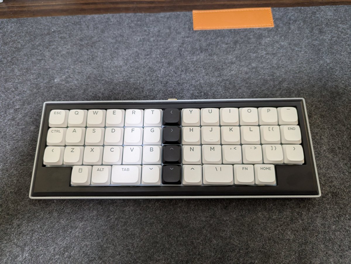 Walter_8300's tweet photo. 久しぶりのキーボード設計。ガスケットマウントのケースにも挑戦しました。JLC3DPのスプレー塗装で土台をマットシルバー、ブロッカープレートをマット黒で作成したけど、いい感じ。ブロッカープレートのカラーを変えれば全体の雰囲気も変わるし、これは良き。 https://t.co/xcqirxfGos