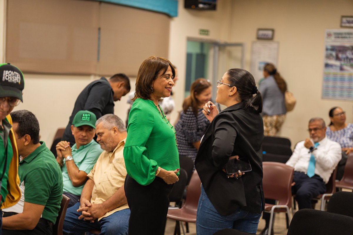 🗣️ Debatí con miembros de la comunidad de este centro regional sobre el presente y futuro de nuestra casa de estudios. Escuché sus inquietudes y les compartí la actualidad de cada uno de los proyectos prometidos.