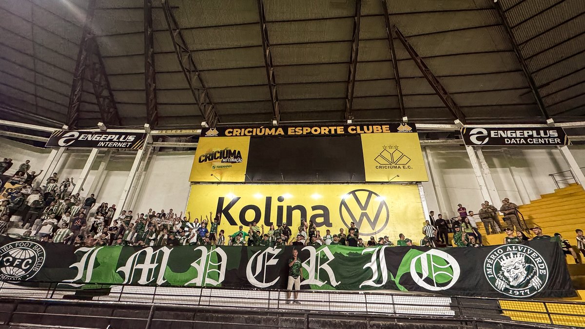 Coritiba's tweet photo. 𝐓𝐨𝐫𝐜𝐢𝐝𝐚 𝐪𝐮𝐞 𝐧𝐮𝐧𝐜𝐚 𝐚𝐛𝐚𝐧𝐝𝐨𝐧𝐚 presente no Heriberto Hülse. 🇳🇬

📸 Gabriel Thá | Coritiba

🟢⚪️ #CRIxCFC #CoxaNoBrasileiro https://t.co/VBmkjbl72i