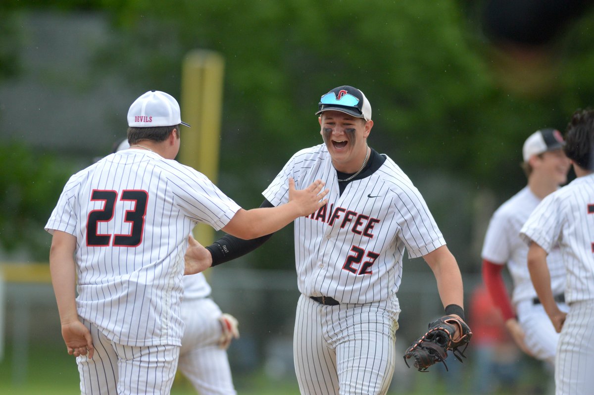 Chaffee knocked off top-ranked Valle Catholic 3-0 in Class 2 Sectionals on Monday at Harmon Field.

The red-hot Red Devils advance to the state quarterfinals for the third straight year. ⚾️🔥

📝: semoball.com/high-school-sp…