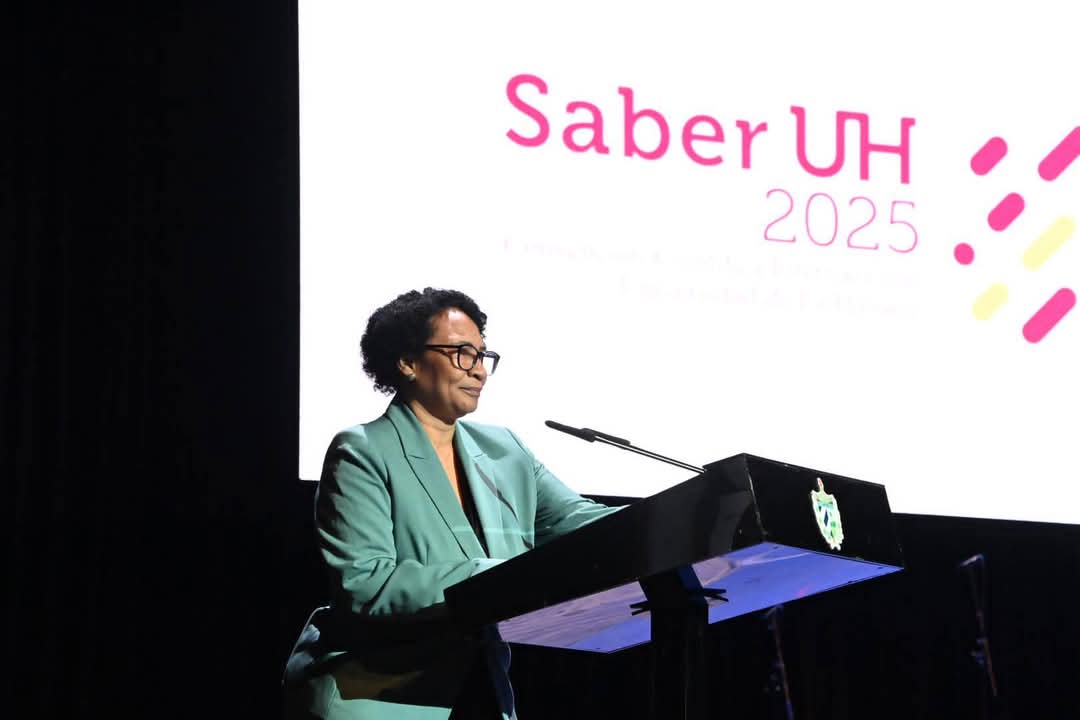 <a href="/DiazCanelB/">Miguel Díaz-Canel Bermúdez</a>, encabezó hoy la inauguración de la II Convención Científica Internacional Saber UH 2025, principal evento científico de la Universidad de La Habana, donde participan más de 2000 delegados y unos 400 invitados de 42 países.     #Cuba 🇨🇺