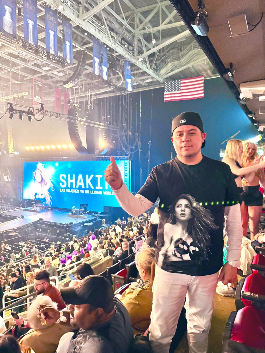 Jorgiv's tweet photo. A pocos momentos de cantar a todo pulmón con @shakira #LMYNLWorldTourToronto https://t.co/SrPFVaFROk