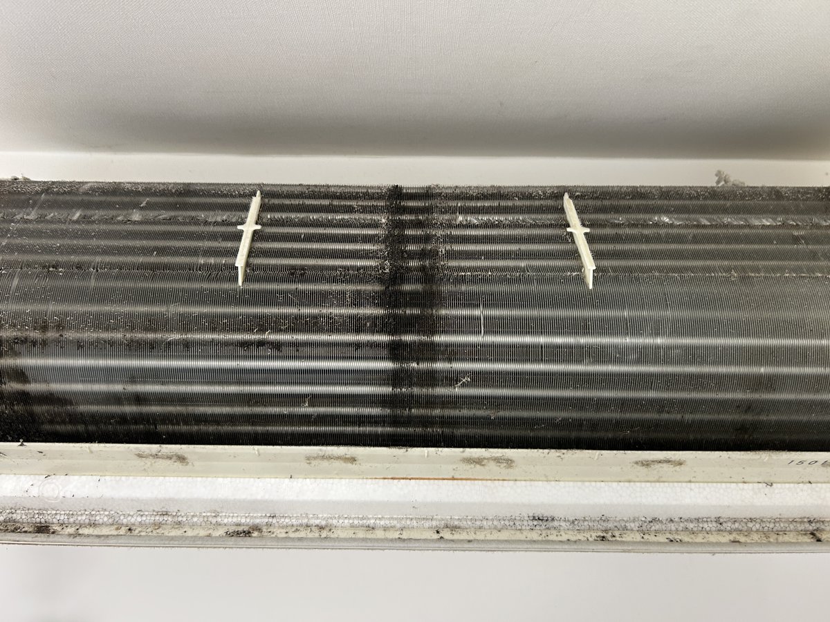 お掃除ロボットを外さないでエアコン洗浄するとこうなります。
設置環境的に外せない場合もありますが、
「この機種は外れないタイプです」って説明するのは話が違うと思うんだよなぁ。

エアコン清掃依頼する時、(特に初めての業者の時は)どこまで分解しているかは見ておいた方がよいかもです。