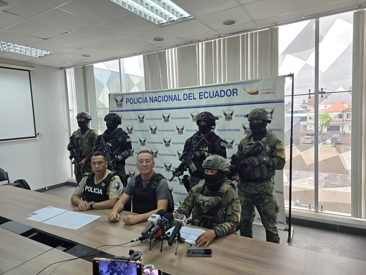 El Gobernador de Los Ríos, Javier Buitrón, junto al #BloqueDeSeguridad dieron una rueda de prensa para informar sobre los operativos antidelincuencial realizados en la provincia y los resultados obtenidos.
“No vamos a descansar hasta devolverle la paz a cada rincón de Los Ríos”