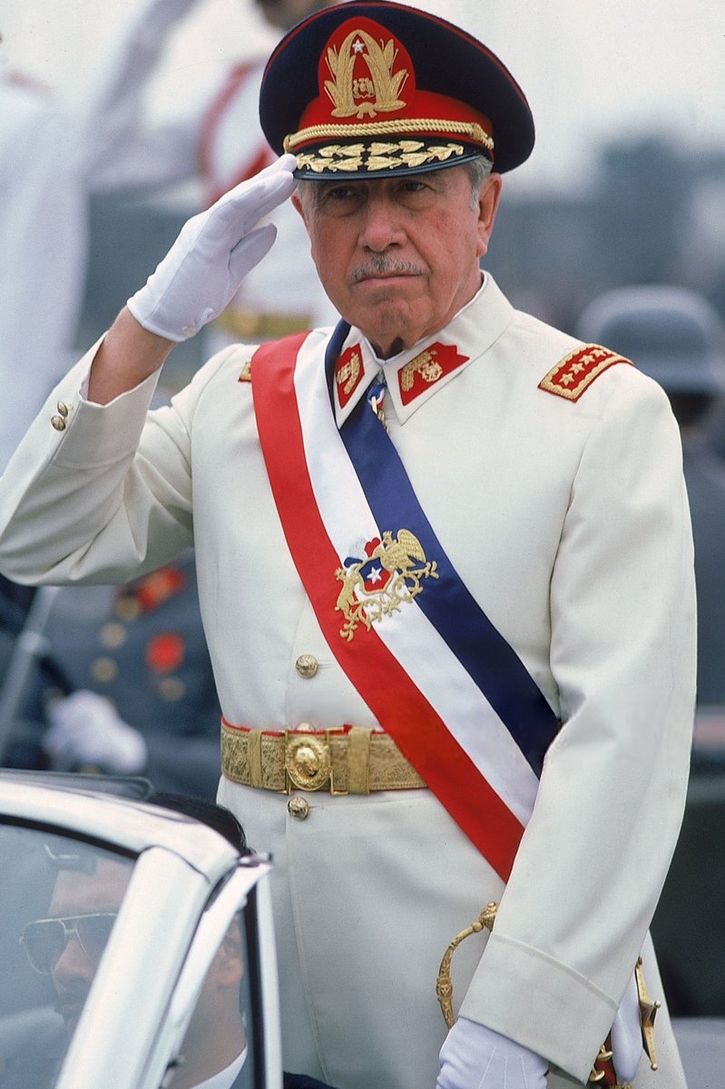 Comandante en jefe del Ejército + Presidente de la República = Capitán General.