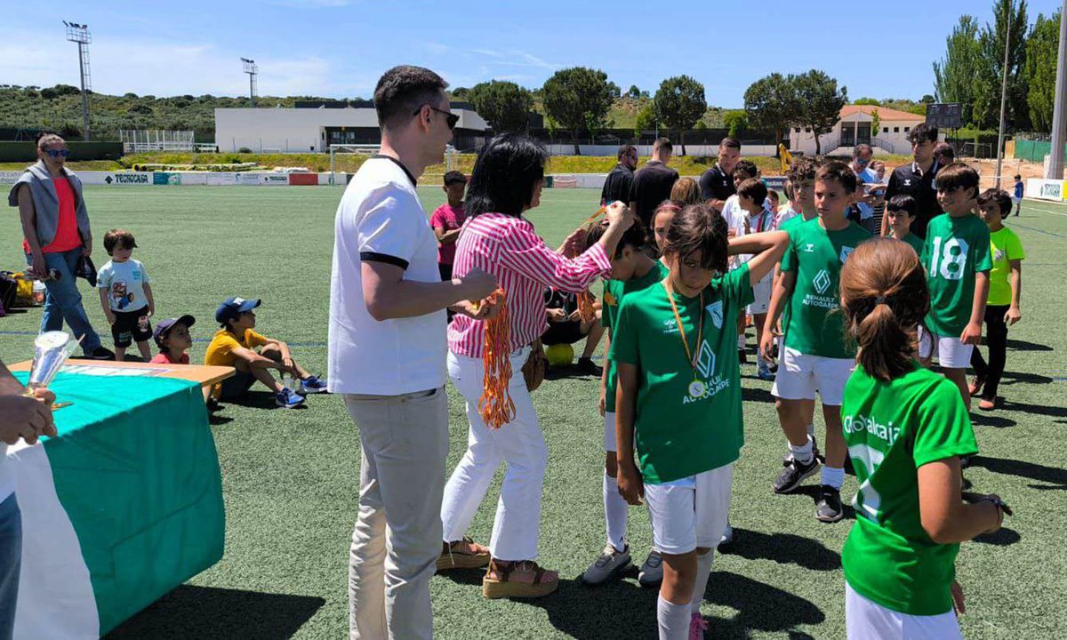 aytocabanillas's tweet photo. CABANILLAS CELEBRÓ SU GRAN CITA DEL FÚTBOL BASE CON EL 12º MEMORIAL RAMIRO ALMENDROS

El @Sp_Cabanillas cerró la temporada el pasado fin de semana con la organización del XII Memorial Ramiro Almendros, en el que participaron más de 600 niños y niñas 

https://t.co/U9UIVCButJ https://t.co/2f0L8j0vr8