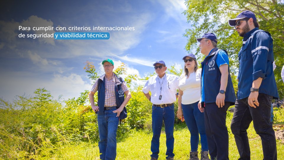 DGEHMSV's tweet photo. ¡Avanzamos hacia una nueva era energética! 💡🇸🇻

Hoy, recibimos la visita de expertos del @iaeaorg, para realizar la evaluación de ubicaciones clave en el departamento de San Vicente, para la construcción de la primera planta nuclear en El Salvador.

Con estas acciones reafirmamos nuestro compromiso con el desarrollo de un futuro energético sostenible, seguro y transparente, alineado con las mejores prácticas internacionales en el uso responsable de la energía nuclear. ⚛️