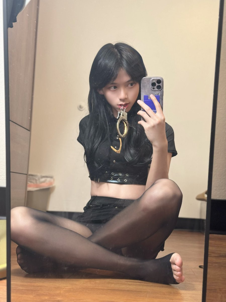 想要吗？想要就自己用嘴叼过去反手铐上哦💕～至于钥匙在哪里什么的你就没必要知道了吧💕