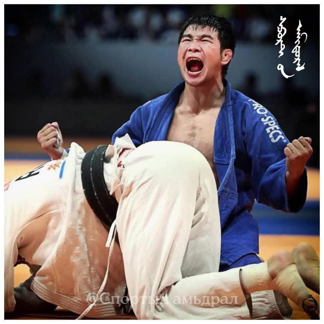 ГАРАНДАА ӨЧҮҮЛЭЭД ШАРХИРЧ ДУГАРЧ БАЙХАД ААВЫГАА Л ИХ БОДСОН🙏

Жудо бөхийн дэлхийн аварга, хөдөлмөрийн баатар Х.Цагаанбаатар: Залуучуудын олон улсын тэмцээнд явах болчихсон зардал байхгүй шөнө  уйлаад хэвтэж байхад аав минь (Би хойд аав гэх дургүй л дээ) чимээгүй гараад явсан.