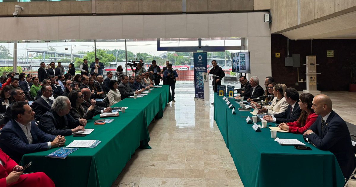 Ya estamos #envivo en el <a href="/Mx_Diputados/">H. Cámara de Diputados</a> en la presentación de la revista Bitácora de Seguridad 📘 <a href="/heraldodemexico/">El Heraldo de México</a>, un espacio clave para dialogar sobre seguridad, inteligencia y prevención del delito 🧠  <a href="/JessiSaiden/">Jessica Saiden Quiroz</a> <a href="/JavierSolorzano/">Javier Solórzano</a> <a href="/LopezCasarinJ/">Javier López Casarín 💥🚀</a> 

👇🏻
m.youtube.com/watch?v=8gkAar…
