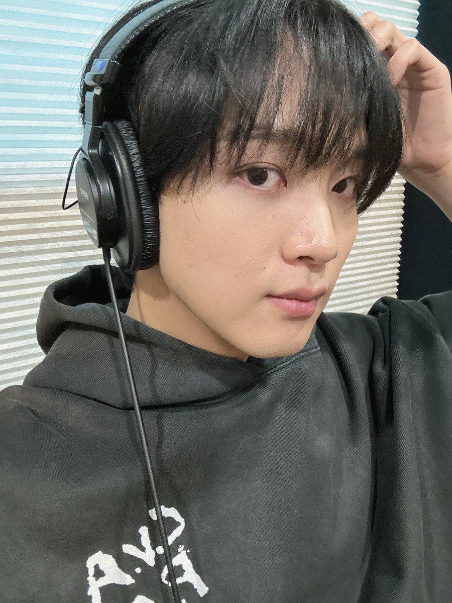 TERNYATA FOTO INI DIKIRIM WAKTU LAGI RECORDING OST??!!!! gak ekspek buat ost, padahal nebaknya lagi recording buat holo☝🏻🥹😭😍🫰🏻🫶🏻

HAECHAN OST OUT NOW 
#HAECHAN_TheReasonILikeYou 
#해짜니의선물_니가좋은이유_같이듣자