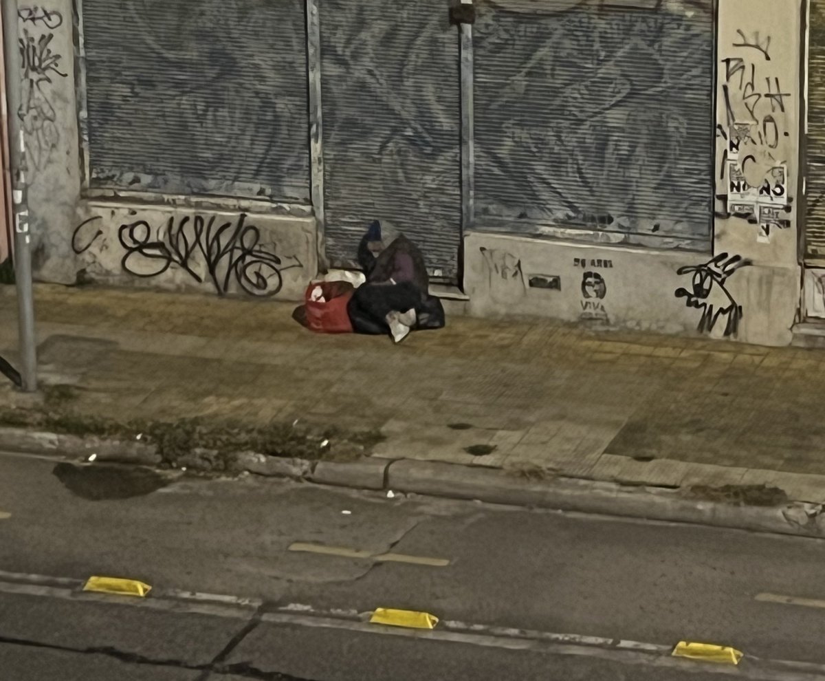 PatriciaJMadrid's tweet photo. Hace al menos dos años que esta señora de +60 años está calle, deambulando por Cordón. Tiene problemas de salud mental. Hace dos años que aviso al Mides, como otros vecinos. Ayer llamé. Ahora acabo de llamar porque anunciaron tormenta. 

Hasta la madre de masticar bronca. https://t.co/cqLYeMKS2p