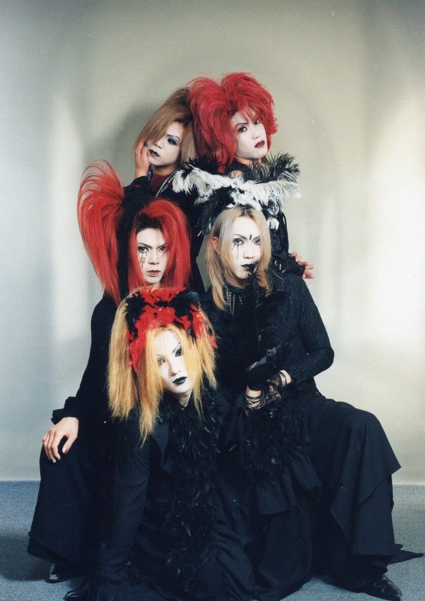 99年、Dir en greyがメジャーデビュー

その頃、僕らが見た光景と云えば

Aliene Ma'riage、kein、Lamiel、La'mule、Shiver、Madeth gray'll、etc…

空白の座を巡って東名阪を巻き込んだ群雄割拠のコテビ全盛の時代になると思われた…