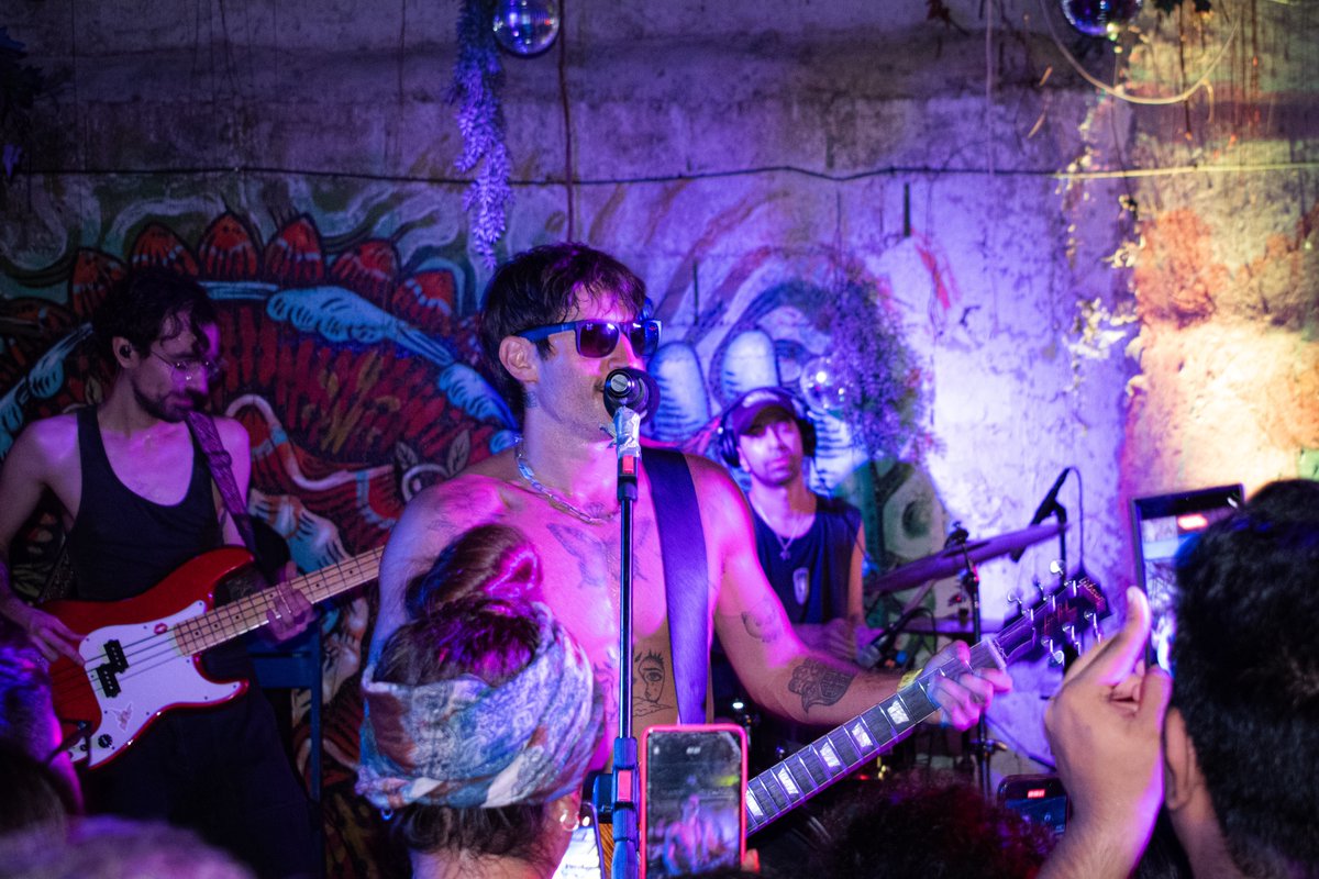 Todo me recuerda a vos, todo me recuerda a vos 🎶

Qué bonito ver al Mora Mora, el principal foro de Cancún, así de lleno, qué chingón es compartir la música con tanta gente.

Ayer se cantó con el alma junto a <a href="/surfistasdelsis/">Surfistas Del Sistema</a>.
Gracias por venir hasta acá, fue una noche mágica.