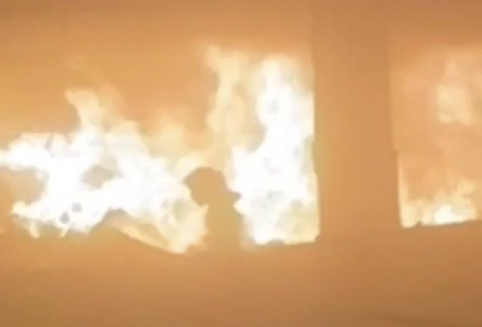 KBMBA2012's tweet image. #America when you sleep tonight after honoring soldiers that died for the freedom of people. Remeber #Israel used #Americas same weapons to burning alive innocent  #Palestinian children.  Real photo of a child trying to escape.