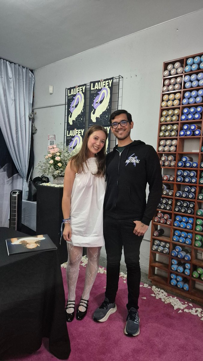 Conocí a Laufey en su pop up store de México 🥰
#laufey