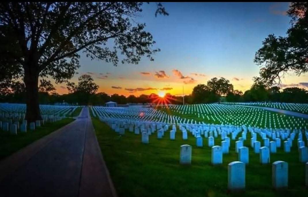 LanceStockinger's tweet image. Sunrise over Jefferson Barracks National Cemetery. Please think of them today.