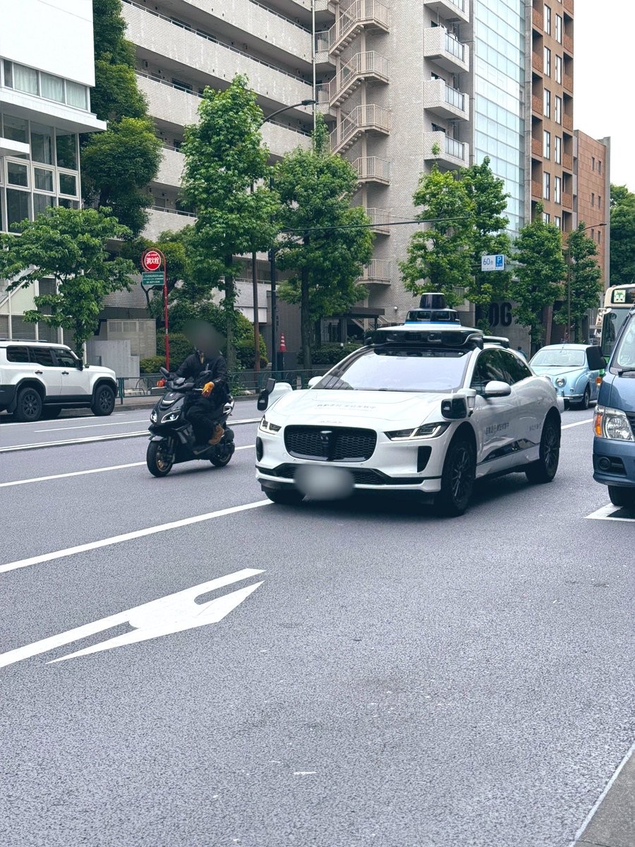 hajipion's tweet image. 4月から日本でも実証実験してる無人タクシーのWaymo、見かけないなと思ってたけど今日初エンカウントした。
25台しかないからあんま見ないのか。
日本居住者はGOとS.RIDEで満足できてるだろうけど外国人にとっては格段に旅行のしやすさが変わるからはやく正式にサービス入りされるといいね。