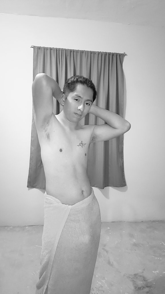 Saliendo de un buen baño quien desea quitarme la toalla pueden ver mi contenido por telegram 100$ mensuales 🥵💜🍆