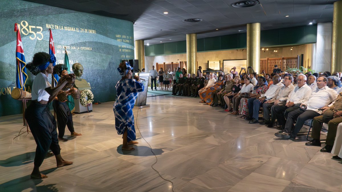 Hoy, en el Memorial José Martí, celebramos el #DíaDeÁfrica. 

Con la presencia del VP cubano <a href="/SalvadorValdesM/">SalvadorVM</a>, el canciller <a href="/BrunoRguezP/">Bruno Rodríguez P</a> y la embajadora del Congo y Decana del Grupo Diplomático africano en #Cuba, recordamos los profundos lazos que nos unen al hermano continente.