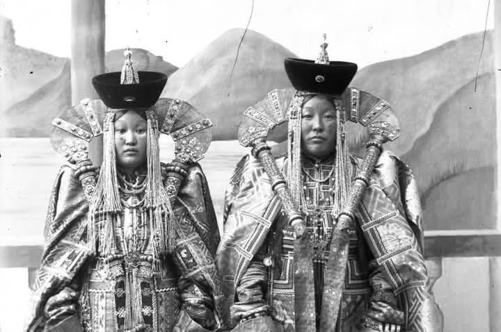 Монголчууд эмэгтэй хүнийг хэдэн янзаар нэрлэдэг байжээ:

1. Охин – Нас бага эмэгтэй 
2. Хэүхэн, Бяцхан, Нунжи - охин хүүхдийг нэрлэдэг байна. 
3. Хэүхэн- хүүхэн гэж дуудаад охин хүүхэд гэхээсээ нас гүйцсэн эмэгтэйг ойлгох болжээ. Бусад нутагт хэүхээ гэж дуудаад охин гэсэн утгаар