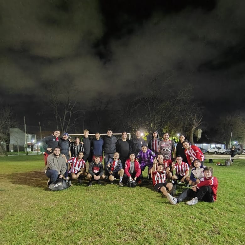 UlisesFasce's tweet photo. Tremendo partido forista se ha jugado esta tarde noche en barrio cementerio.

Ha ganado La Voz Albirroja por 2-1 ante foro LVA. https://t.co/bNynkLbOWg