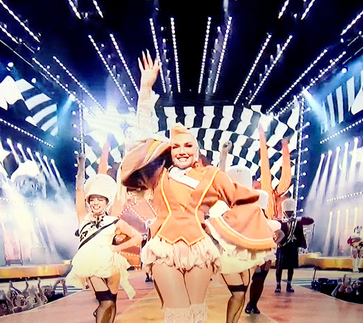 #GwenStefani y su prerrogativa 
‘ I ain't no hollaback girl’  #AMAs 👏