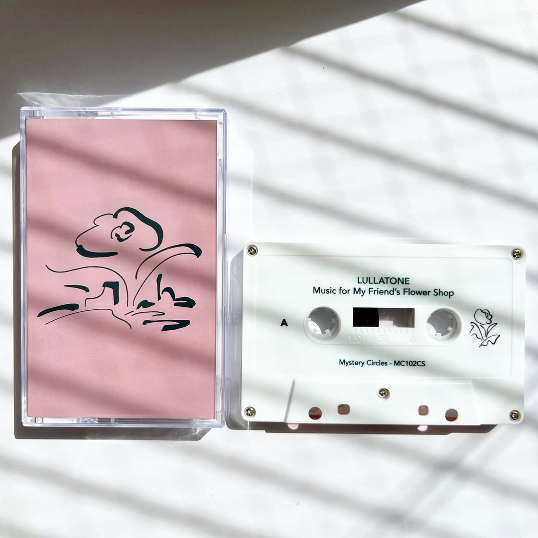 🙏製作をサポートさせていただきました🙏

ARTIST：Lullatone
TITLE：Music for My Friend’s Flower Shop
---
Color: White-Express
P-Case Color:Clear
Label:本体直接プリント(1C)
Jacket:J-CARD
---

この度は弊社に製造をお任せいただきありがとうございました🤝