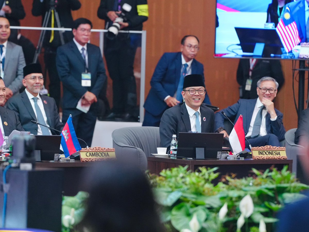 Menteri Luar Negeri Republik Indonesia (@menlu_ri) on Twitter photo Attended the ASEAN–Youth Interface on behalf of President <a href="/prabowo/">Prabowo Subianto</a>. The youths are key to building a resilient, innovative ASEAN. Let young minds lead the way with vision and integrity; & let innovation drives our paths forward Attended the ASEAN–Youth Interface on behalf of President <a href="/prabowo/">Prabowo Subianto</a>. The youths are key to building a resilient, innovative ASEAN. Let young minds lead the way with vision and integrity; & let innovation drives our paths forward