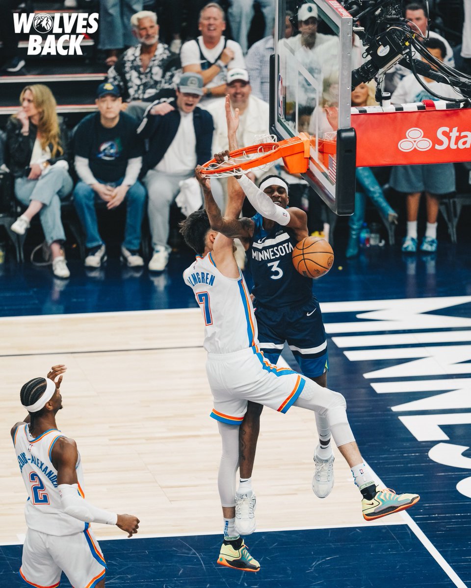 Jaden McDaniels. Para que guarde estas fotos y las ubique en la pared de su casa 📸😤