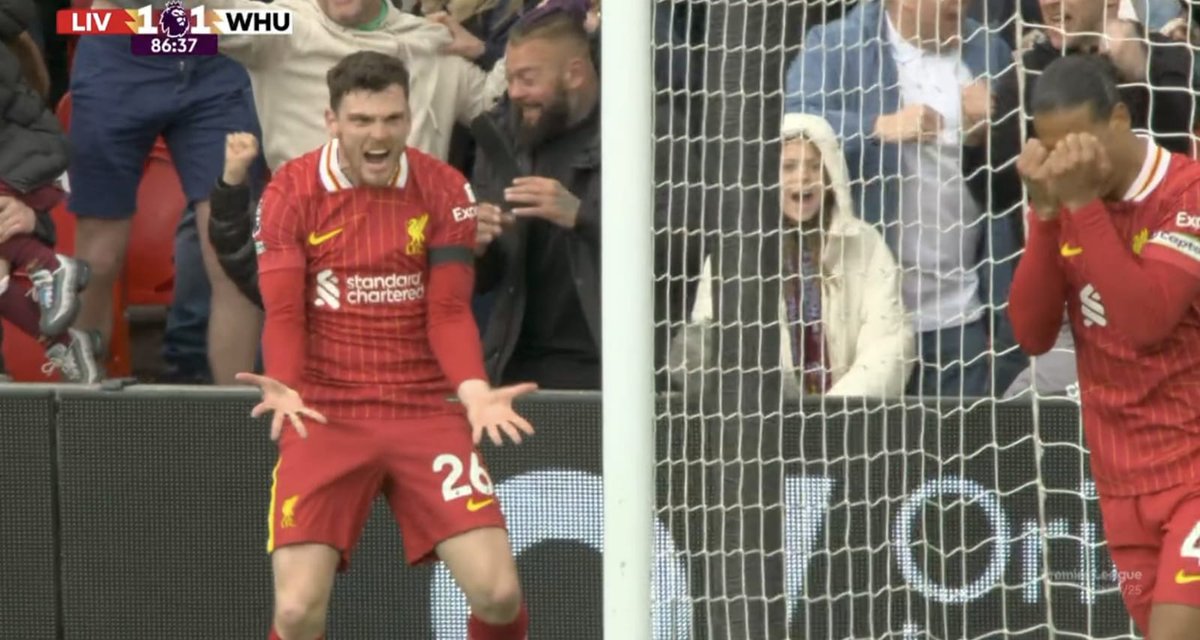 Prince_Float's tweet photo. @LFCIndonesia Momen tak terlupakan musim ini  waktu robbo marah ke van Dijk pas lawan West ham yang bikin robbo cetak gol bunuh diri (aslinya emang salah doi juga sih)  eh 3 menit berselang mereka akur lagi setelah van Dijk bikin gol kemenangan. Sebegitu cinta mereka sama Liverpool 🥰🥰🥰 https://t.co/ryzPEGtRYl