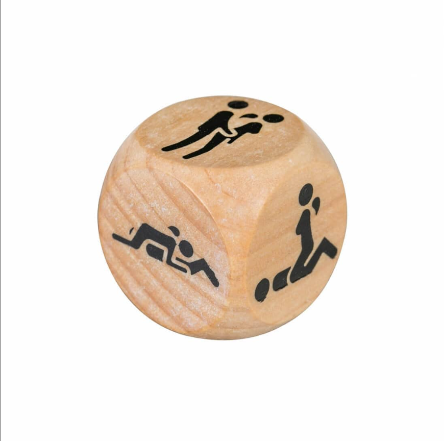 LllllMerlin's tweet image. Tira i dadi e lascia che sia il caso a decidere! Con un dado di legno puoi lasciarti sedurre dalle posizioni sessuali più volatili!