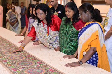 airnews_pune's tweet image. गोंड आणि मधुबनी कला प्रकारातील कलाकारांच्या समूहाने राष्ट्रपती भवनात राष्ट्रपती द्रौपदी मुर्मु यांची भेट घेतली. 'आर्टिस्ट्स-इन-रेसिडेन्स' कार्यक्रमाअंतर्गत एक आठवडा राष्ट्रपती भवनात वास्तव्य करत त्यांनी साकारलेल्या कलाकृतींचा राष्ट्रपतींनी यावेळी आढावा घेतला.  
#GondArt