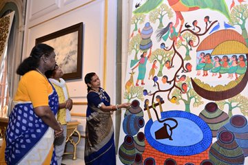 airnews_pune's tweet image. गोंड आणि मधुबनी कला प्रकारातील कलाकारांच्या समूहाने राष्ट्रपती भवनात राष्ट्रपती द्रौपदी मुर्मु यांची भेट घेतली. 'आर्टिस्ट्स-इन-रेसिडेन्स' कार्यक्रमाअंतर्गत एक आठवडा राष्ट्रपती भवनात वास्तव्य करत त्यांनी साकारलेल्या कलाकृतींचा राष्ट्रपतींनी यावेळी आढावा घेतला.  
#GondArt