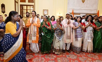 airnews_pune's tweet image. गोंड आणि मधुबनी कला प्रकारातील कलाकारांच्या समूहाने राष्ट्रपती भवनात राष्ट्रपती द्रौपदी मुर्मु यांची भेट घेतली. 'आर्टिस्ट्स-इन-रेसिडेन्स' कार्यक्रमाअंतर्गत एक आठवडा राष्ट्रपती भवनात वास्तव्य करत त्यांनी साकारलेल्या कलाकृतींचा राष्ट्रपतींनी यावेळी आढावा घेतला.  
#GondArt