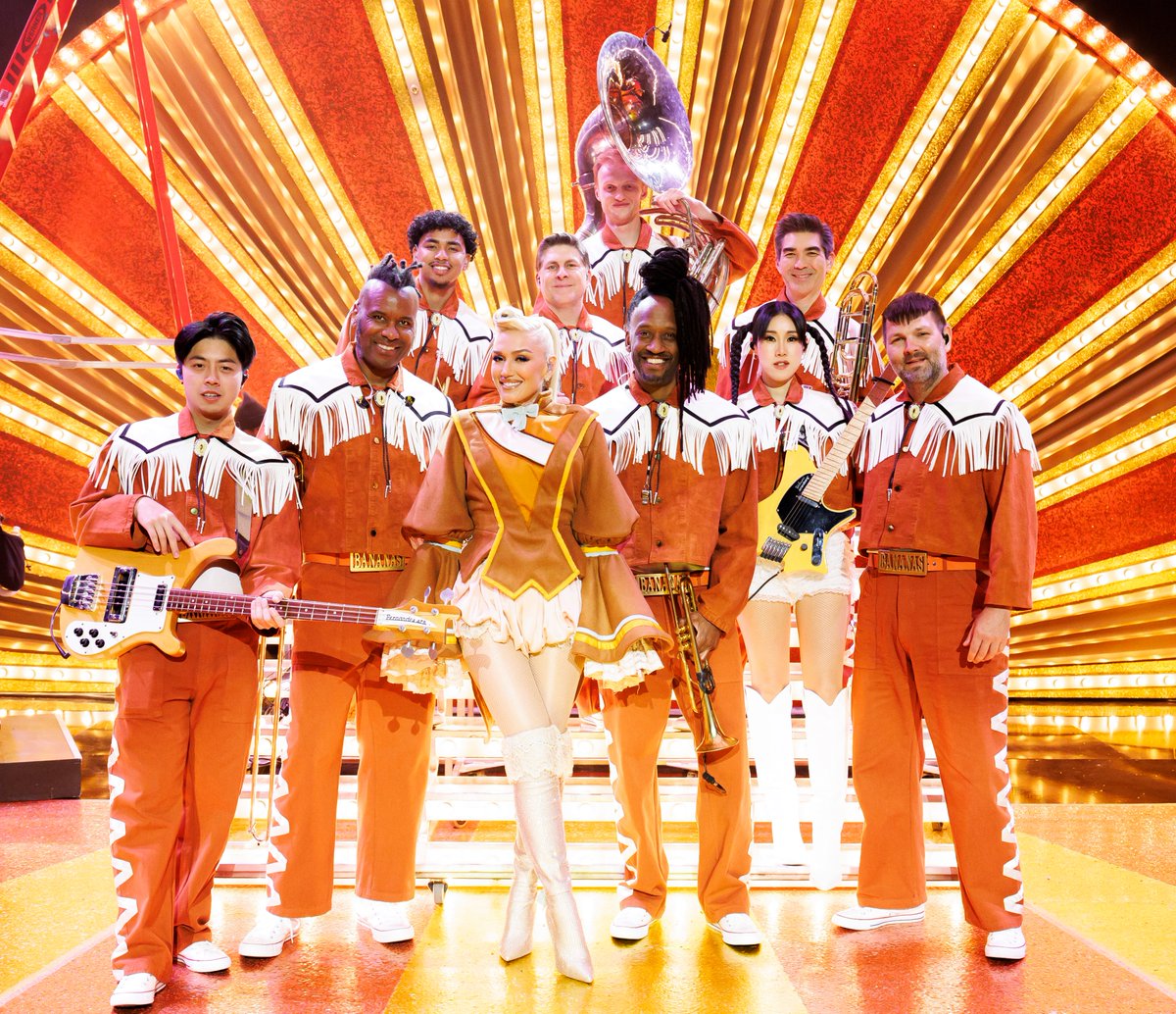 Squad goals much? <a href="/gwenstefani/">Gwen Stefani</a> #AMAs