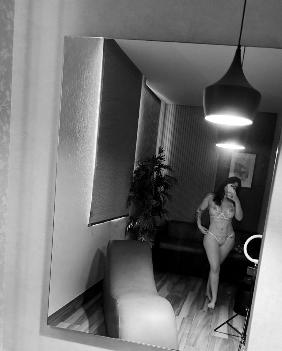 issaabella25's tweet photo. #LunesDeExhibición 
#lunesdemorboyprovocación https://t.co/c0FAqI6z9x