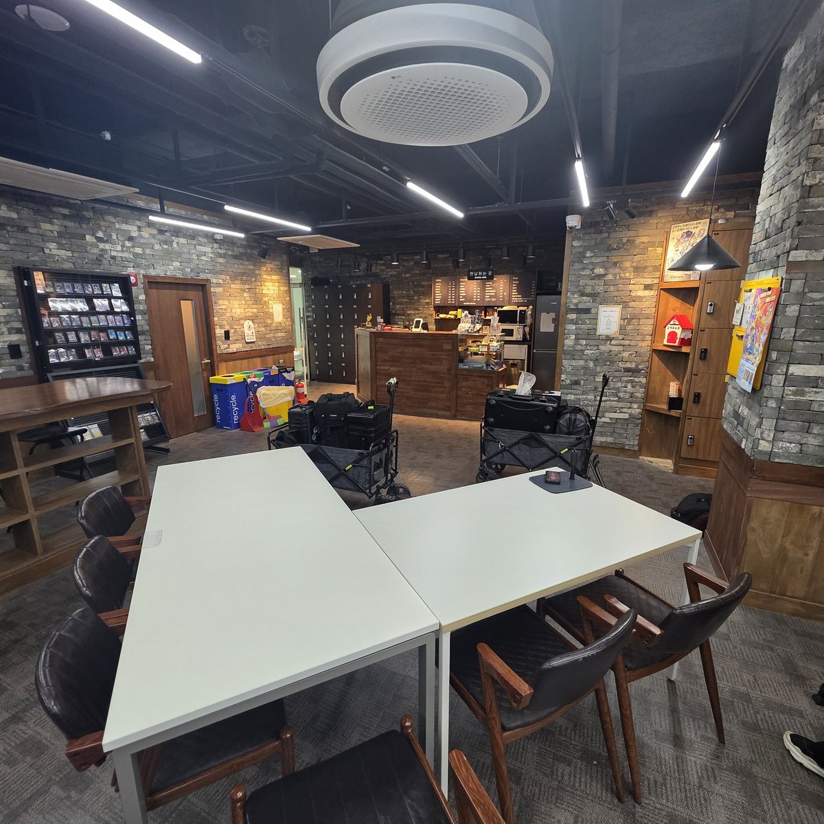 오늘 오전 10시부터 저녁 7시까지
트레이너스에서 촬영이 있습니다.

촬영시간 동안은 게임하실 수 있는 자리가 굉장히 제한되니 참고 부탁드립니다.

저녁 7시 이후부터는 자리 정상적으로 이용 가능합니다!