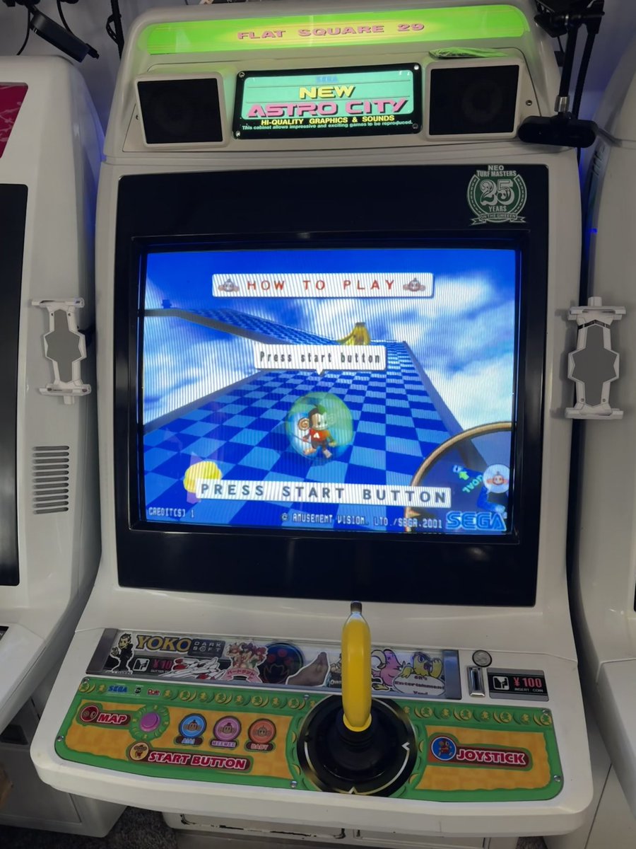 When your kids are fighting over turns at Monkey Ball…set two cabinets up for them to play at the same time. Problem solved. 
#sega #arcade #monkeyball