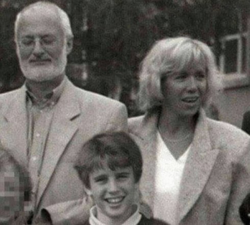 ComplexCut's tweet image. Brigitte Macron is a full-fledged pedophile who groomed Emmanuel when he was 15 years old. She was his 39-year-old teacher, and his parents moved to various places to separate her from him. They are the French and more influential version of Mary Kay Letourneau and Vili Fualaau.