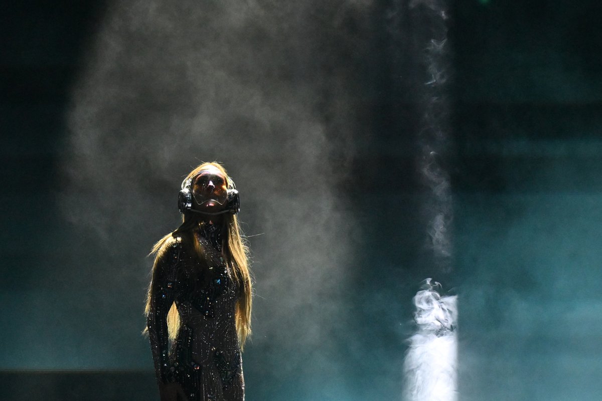 accesshollywood's tweet image. J.Lo in the Interstellar sequel when? #AMAs