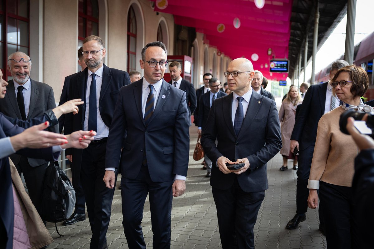 MI_GOV_PL's tweet photo. ➡️ Minister Infrastruktury @DariuszKlimczak 🇵🇱 wraz ze swoimi odpowiednikami z Litwy 🇱🇹, Łotwy 🇱🇻 i Estonii 🇪🇪 oraz Dyrektor Generalną #DGMOVE @MagdaKopczynska na dworcu kolejowym w Wilnie.
✅ Ministrowie udają się pociągiem na budowę mostu kolejowego na rzece Niemen - litewskiej części strategicznego projektu europejskiego Rail Baltica 🚊🚄