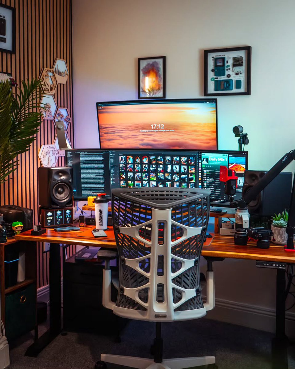 EchoCurtisowen's tweet photo. Cold and gloomy day and the office definitely reflects it!
I usually prefer dimmer lighting when Iโm working gives that cozy, productive vibe. But I canโt lie, a bit of morning sunshine always hits right too! โ๏ธ
#gloomyday #desksetup #ultrawide #wfh #setupaddicts https://t.co/SkfPhrvFEO