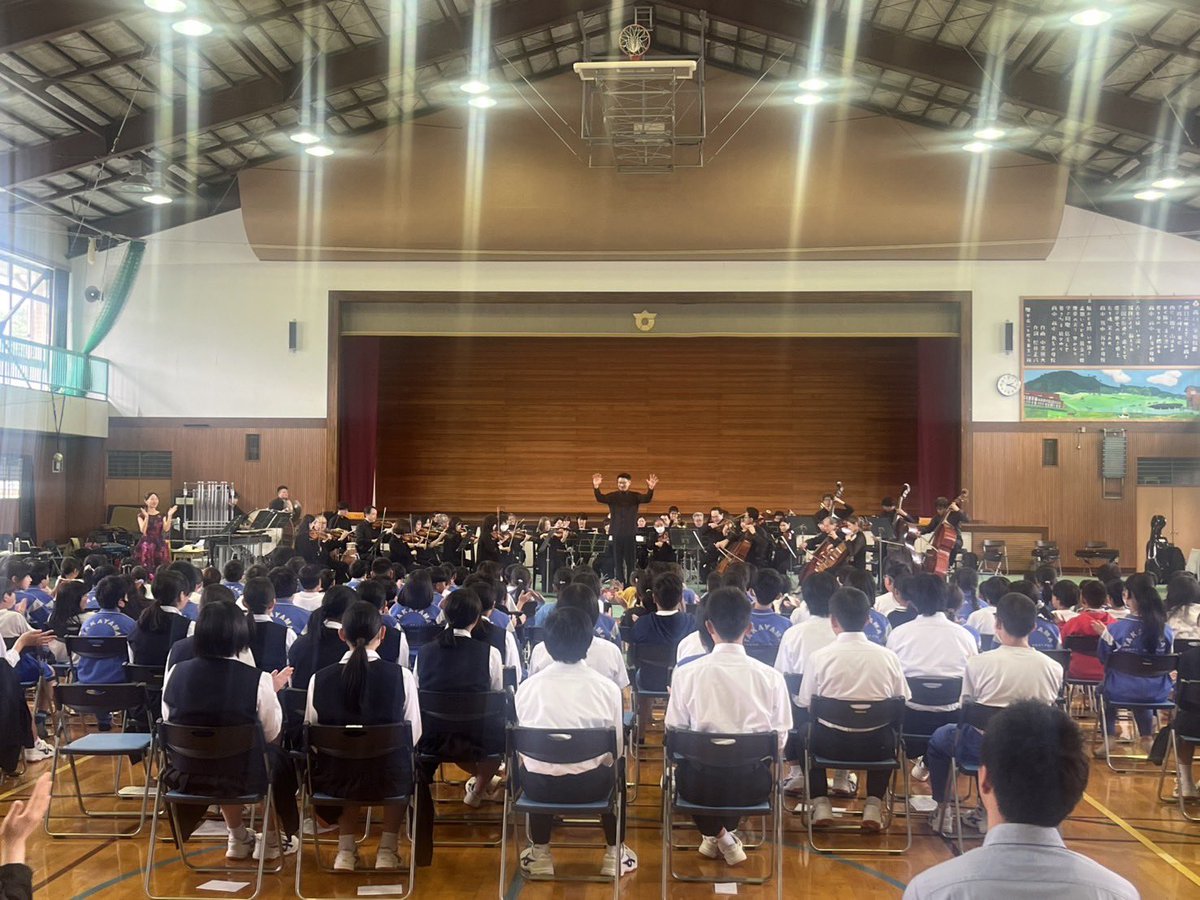gunkyo_official's tweet photo. 本日は高山村で移動音楽教室でした♫
小中学生の皆さまに楽器紹介曲やクラシックの名曲の演奏をお届けしました。
「杉本竜一／ビリーブ」の演奏では小学1年生から中学3年生まで大きな歌声で共演していただきました！ありがとうございました！ https://t.co/h1aXvL2gRw