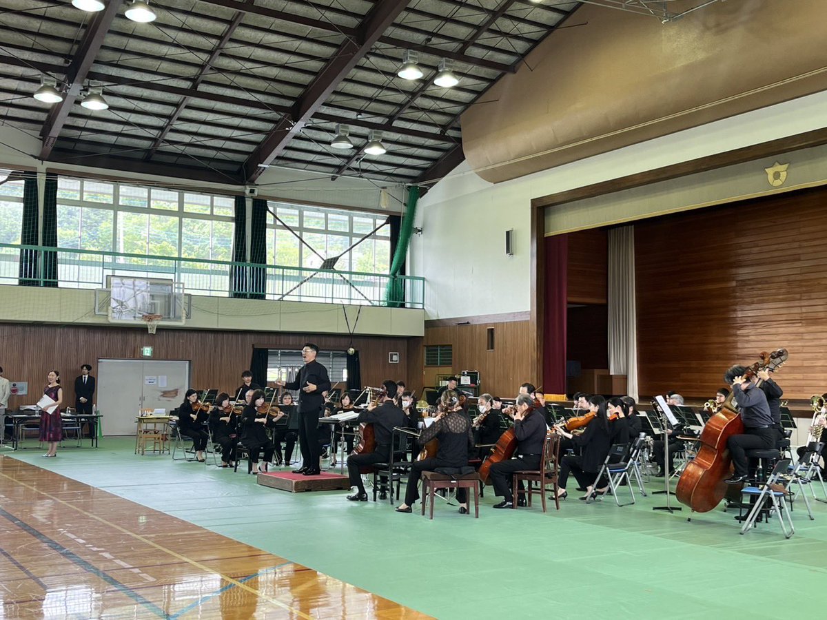 gunkyo_official's tweet photo. 本日は高山村で移動音楽教室でした♫
小中学生の皆さまに楽器紹介曲やクラシックの名曲の演奏をお届けしました。
「杉本竜一／ビリーブ」の演奏では小学1年生から中学3年生まで大きな歌声で共演していただきました！ありがとうございました！ https://t.co/h1aXvL2gRw